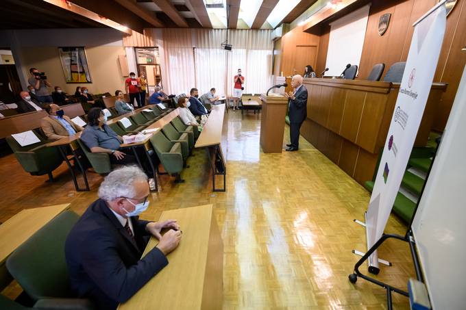 Ob svetovnem dnevu spomina na žrtve nacističnega genocida nad Romi in Sinti je garda Slovenske vojske v imenu predsednika republike položila venec k spominski plošči